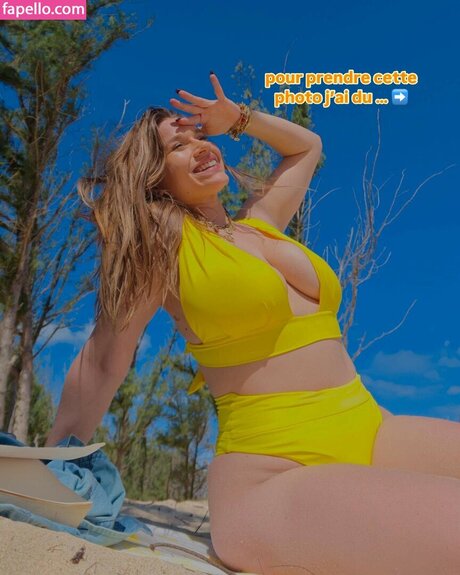 Justinaccessible star du porno adulte des photos