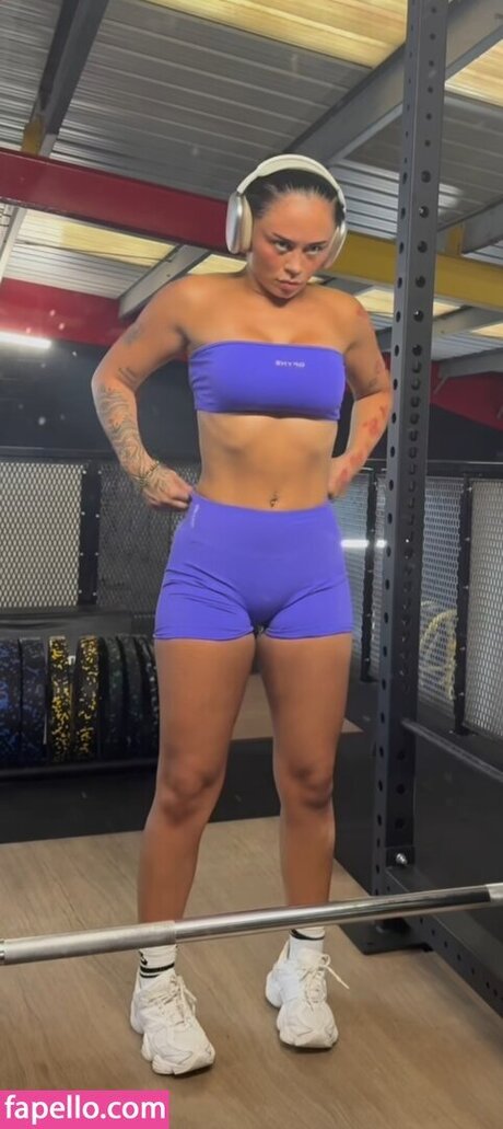 Elley Davies estrella caliente archivo