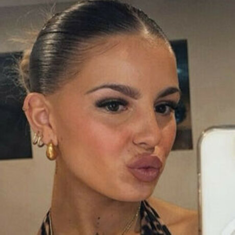 tayschubertt high quality pornstar photo