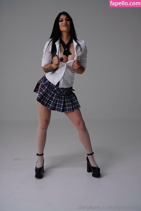 Bea Priestley estrella atractiva imagen