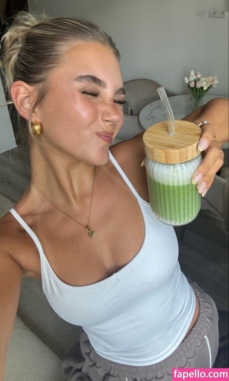 Lara Spengler modèle sympa galeries