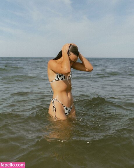 Hannah Meloche estrella desnuda foto