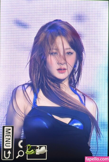 Huh Yunjin_ naked model pic