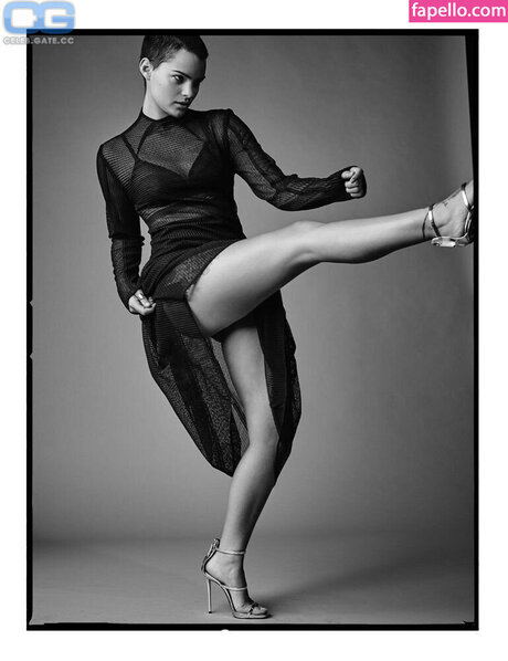 Brianna Hildebrand belle étoile galeries