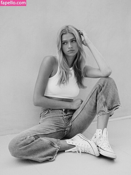 Sarah Hands modèle de haute qualité galeries