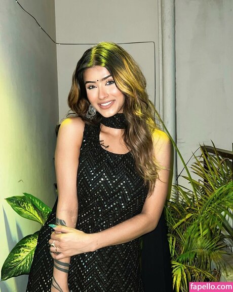 Shambhavi Singh actriz erótica recopilación