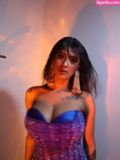 Shambhavi Singh hermosa estrella galerías