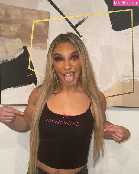 Thea Hail modelo superior foto