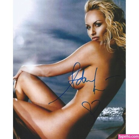 Adriana Karembeu estrella desnuda fotos