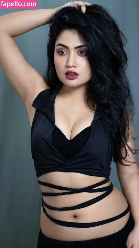 Manvi Chugh pretty model pics