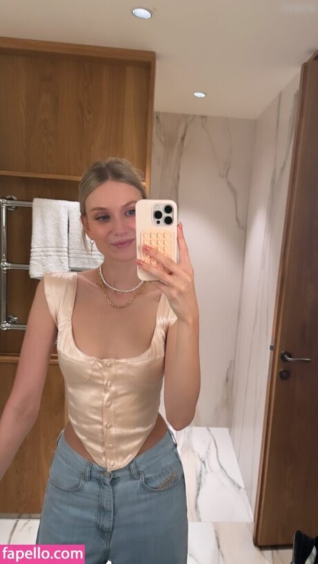 Carolin Niemczyk estrella del arte foto