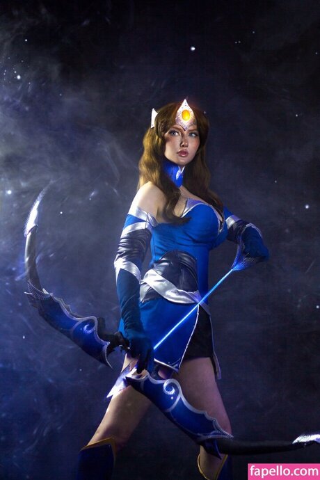 Elena Kyalviyainen actrice chaude des photos