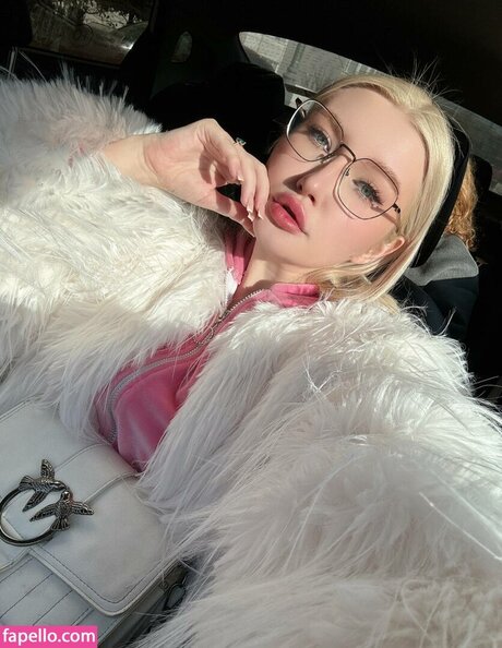 Elena Kyalviyainen estrella atractiva imagen