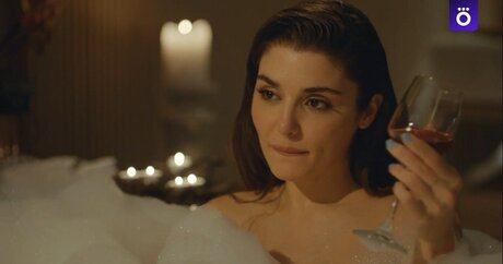 Hande Er el model high quality images