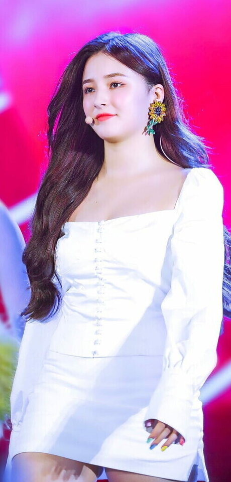 Nancy Momoland modèle pornographique archive