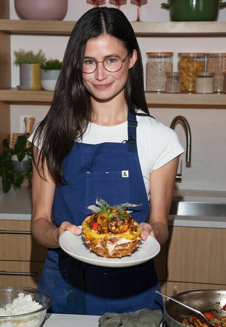 Delaney Rowe star exclusive photo