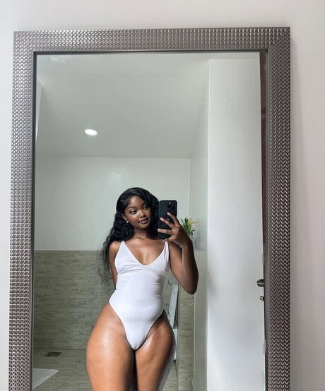 African Booty Meat actrice sexy photo