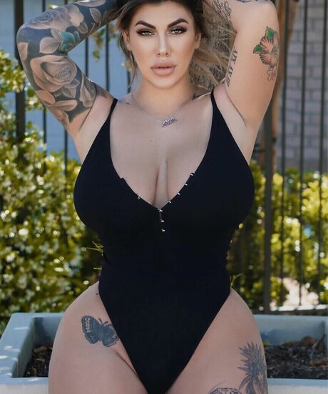 Ana Lorde estrella atractiva galerías