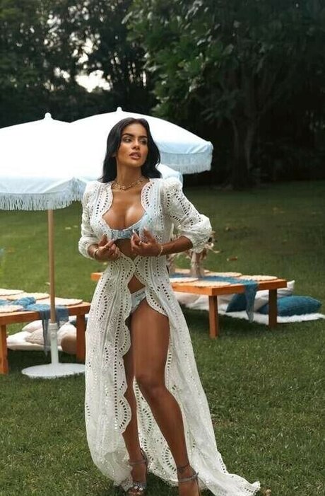 Priscilla Aqilla modelo caliente fotos