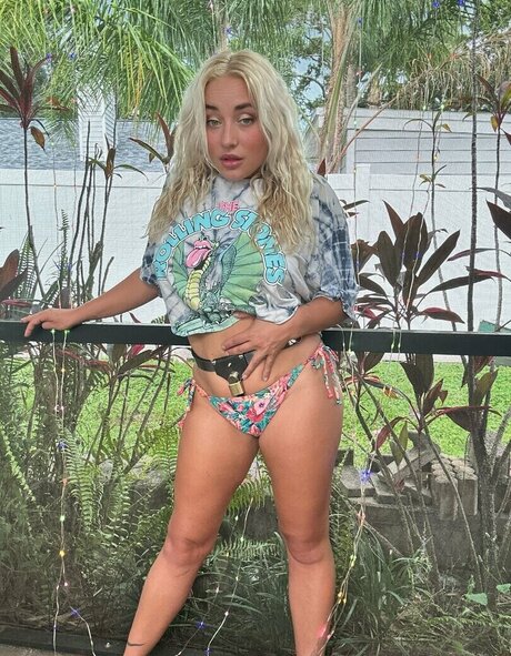 Zoey Ziptie nude model picture