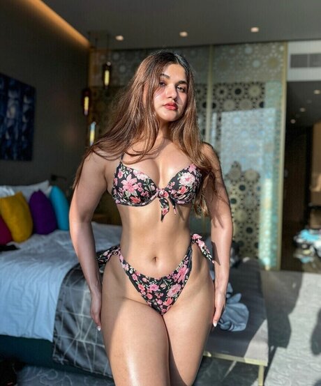 Soniya Singh Khatri hot model pic