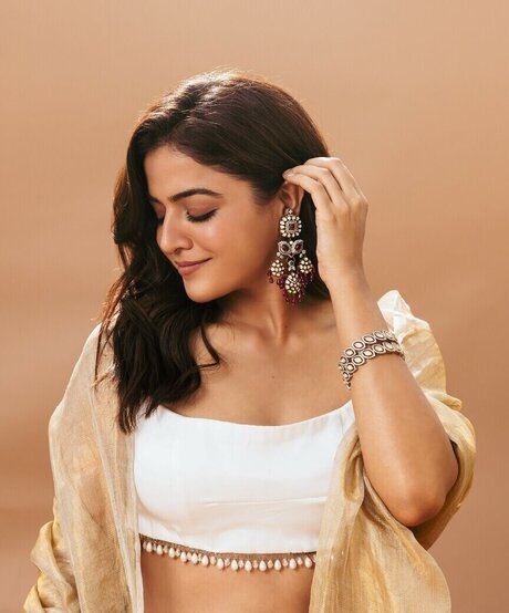 Wamiqa Gabbi beautiful pornstar pictures