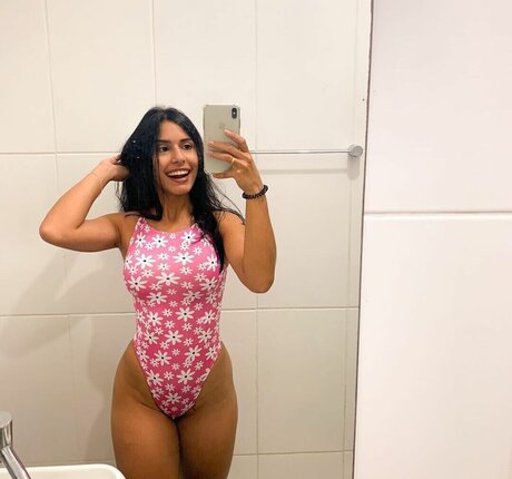 Lara Camilo star top picture