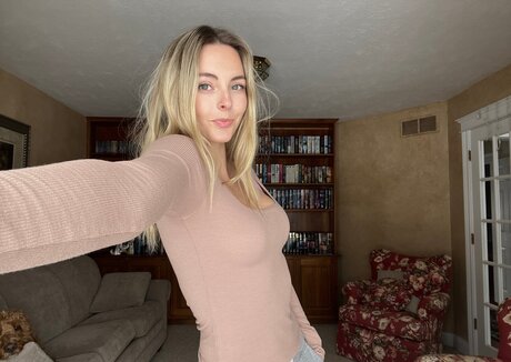 Beez ASMR model nude pic