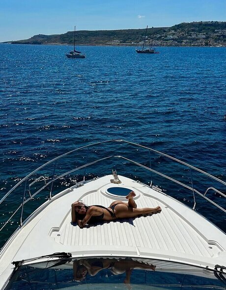 Nina Janova modèle sympa galeries