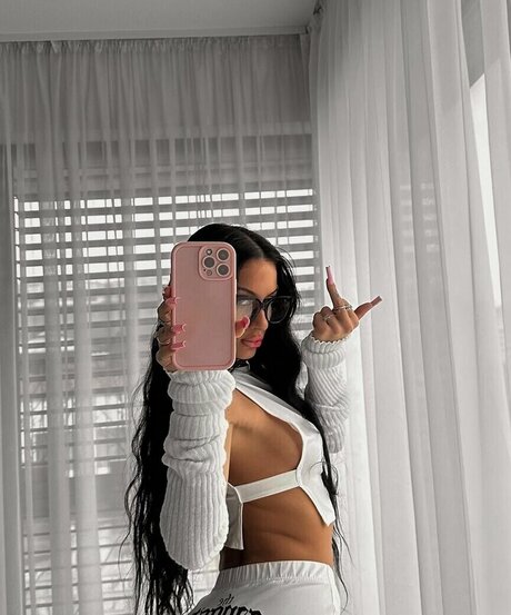 Nina Janova hermosa modelo foto