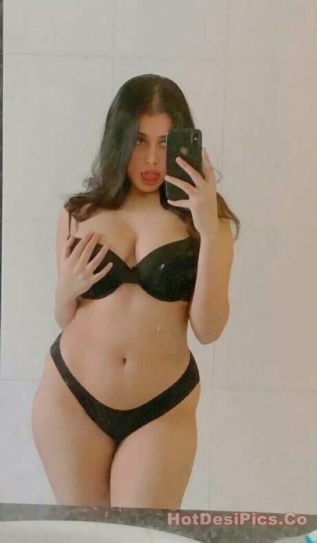 Nudrat Zahra Chowdhury star sexy pictures