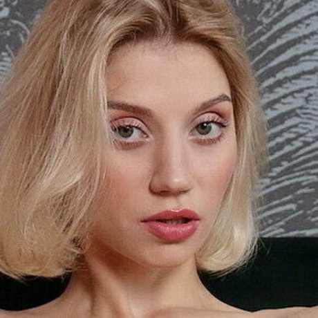 Molly Devon nude model pics