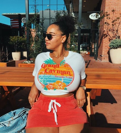 belleza con curvas onlyfans arte libre imagen