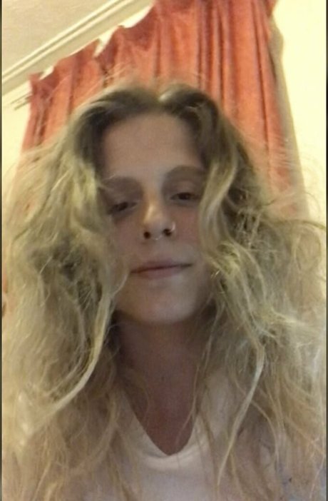 hornycavegirl jolie étoile photos