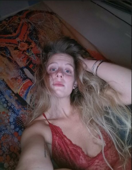 hornycavegirl bonita estrella imagen