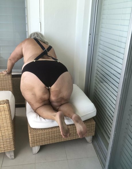 thebumbumbaroness modelo hermosa galerías