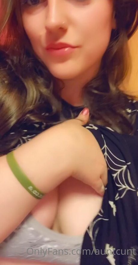 auntcunt modelo atractivo archivo