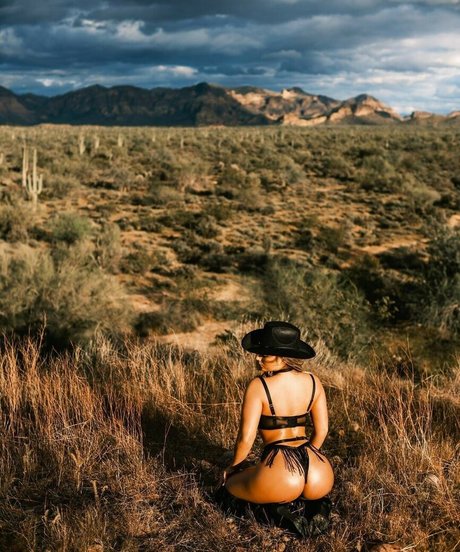 Faithmarone modèle gratuit des photos