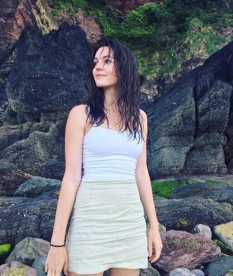 Ella Hunt arte estrella porno galería