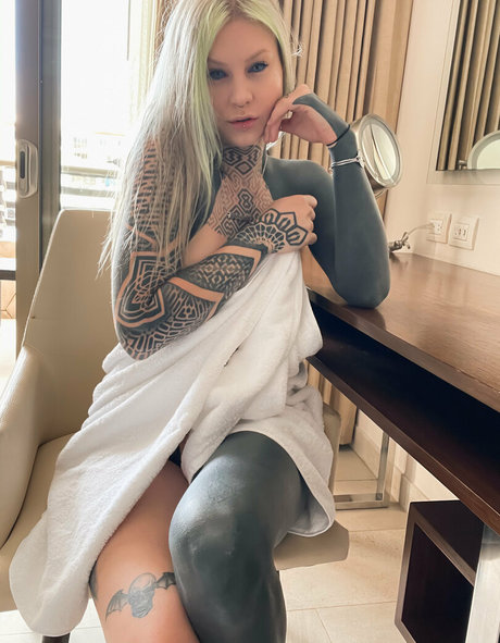 droptopsavage estrella atractiva foto