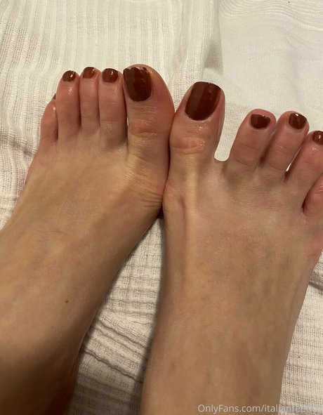 italianfeetluv modèle nu photos