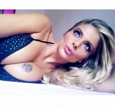 Francesca Cipriani star du porno chaude des photos