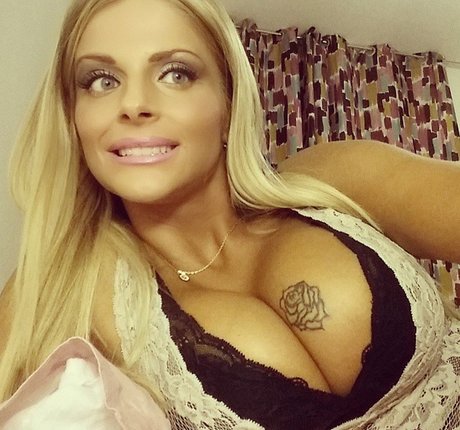 Francesca Cipriani star du porno chaude des photos