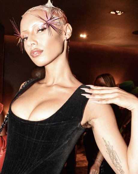 Jazelle Zanaughtti estrella erótica fotos