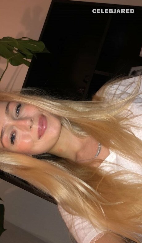Frederikke Bach top model img