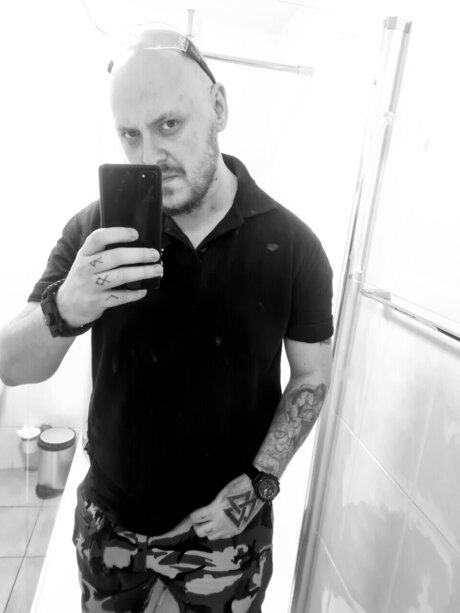 V1K1NG model exclusive picture