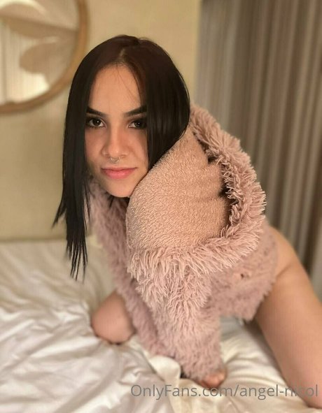 angel nicol buena estrella porno fotos