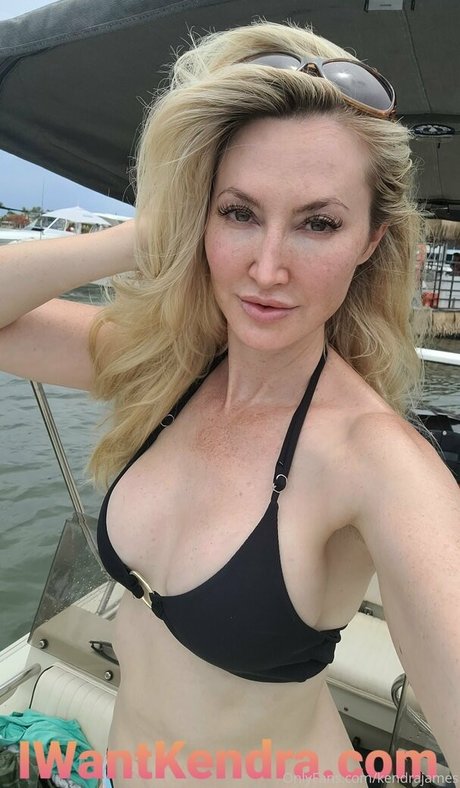 kendrajames haut modèle photos