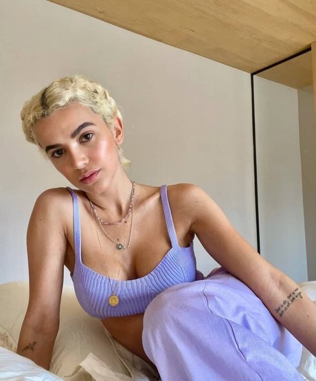 Manu Gavassi sexy star photo