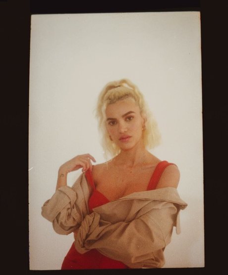 Manu Gavassi étoile chaude archive